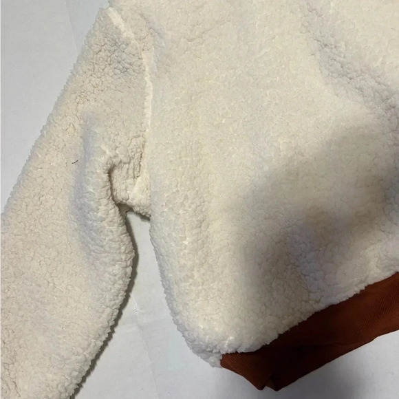 Women zip up white and brown teddy, cozy long sleeve for casual comfort. - Picture 3 of 7